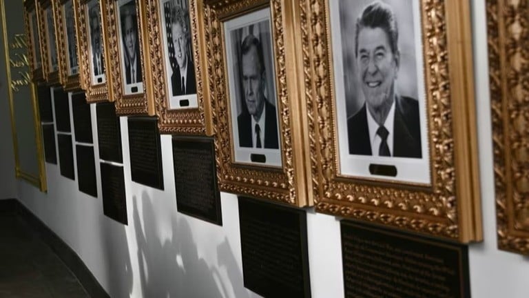 トランプ大統領、ホワイトハウスに大統領たちの説明板を設置