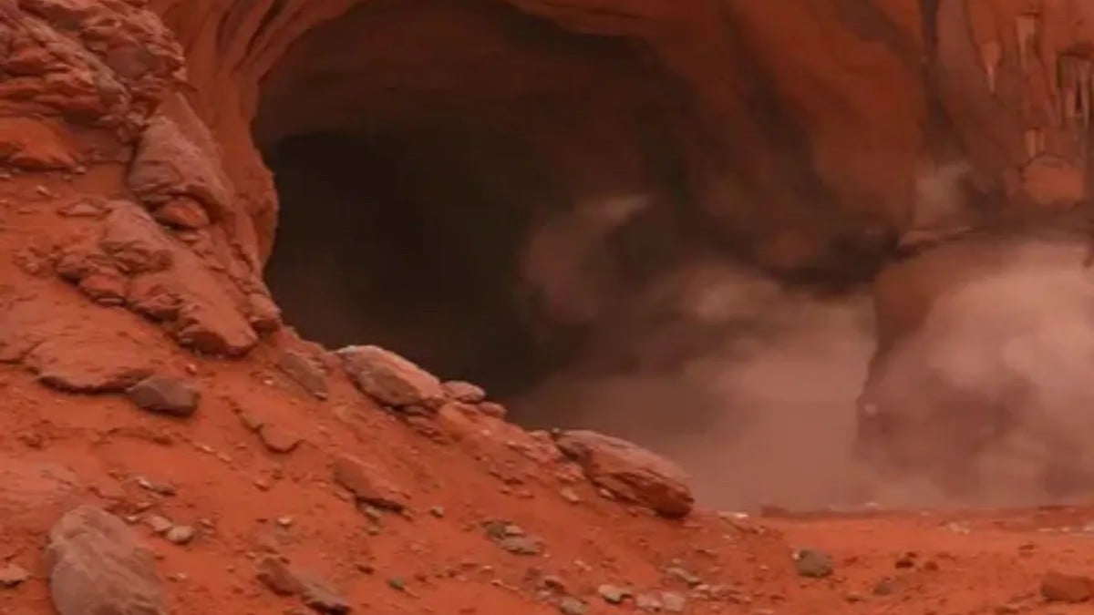 火星ヘブルス峡谷における巨大カルスト洞窟