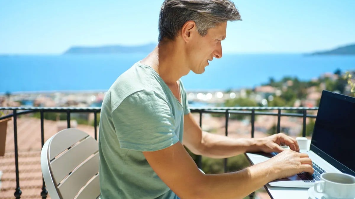 休暇中にメールのチェックを「やめられない」理由