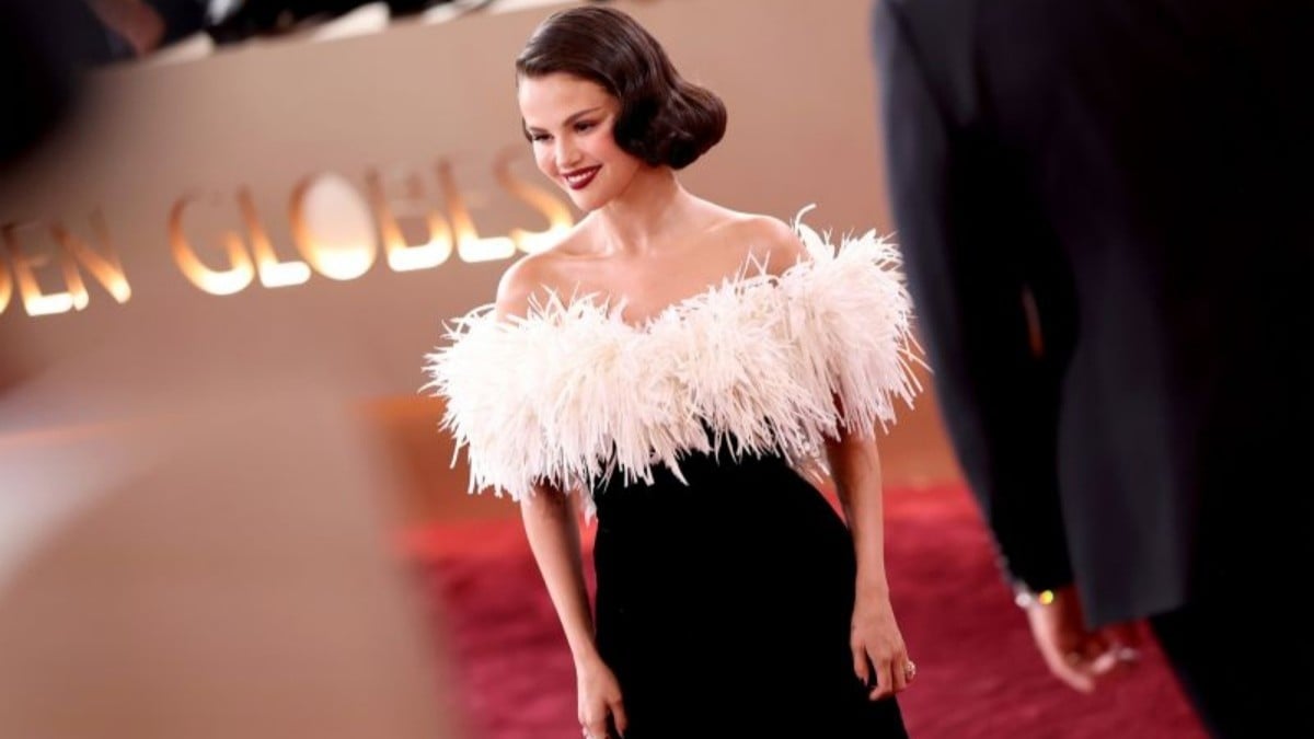 セレーナ・ゴメス、シャネルの黒いドレスでゴールデングローブ賞に行く