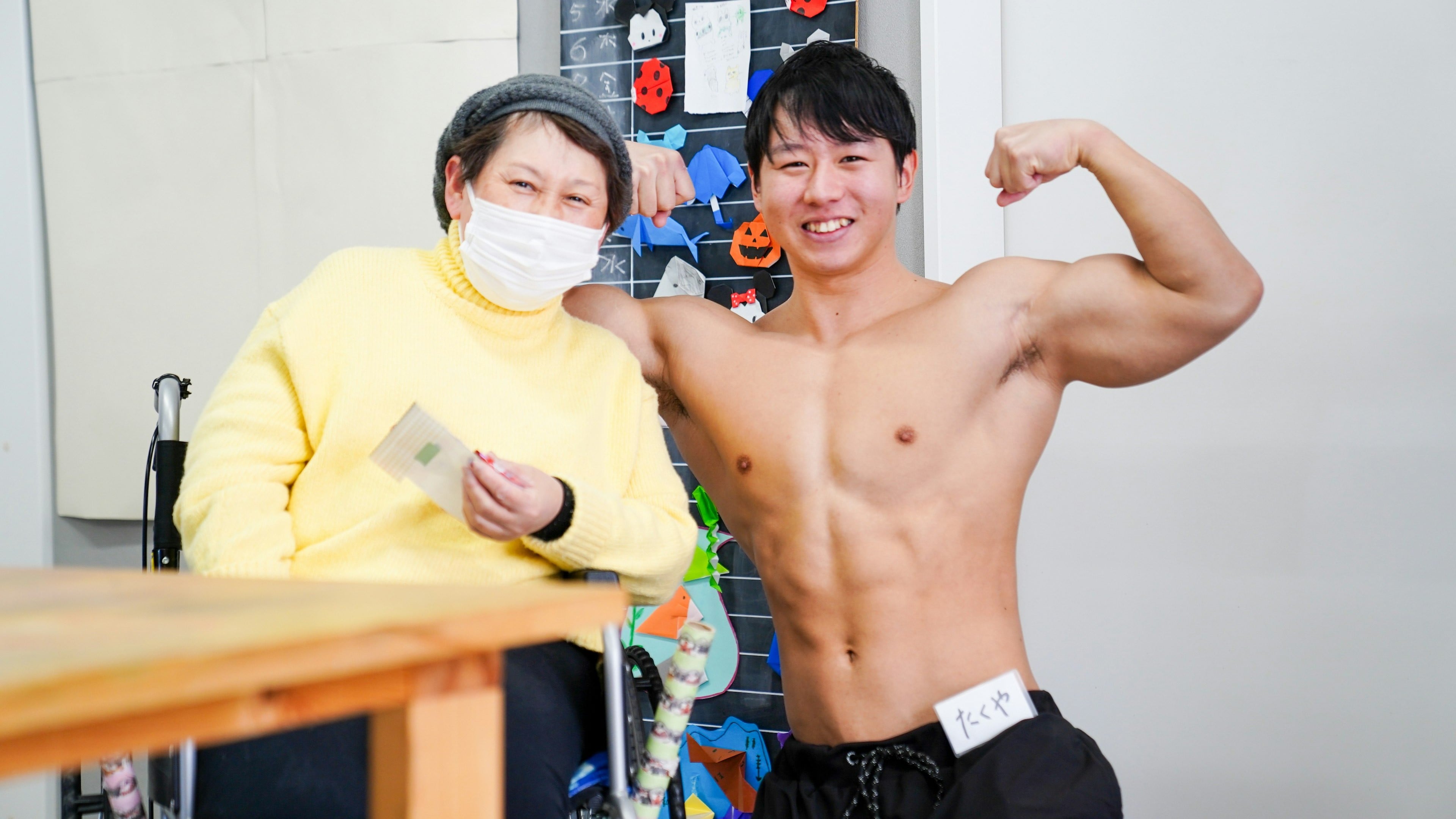 筋肉のある介護士が高齢者を助ける新しい方法