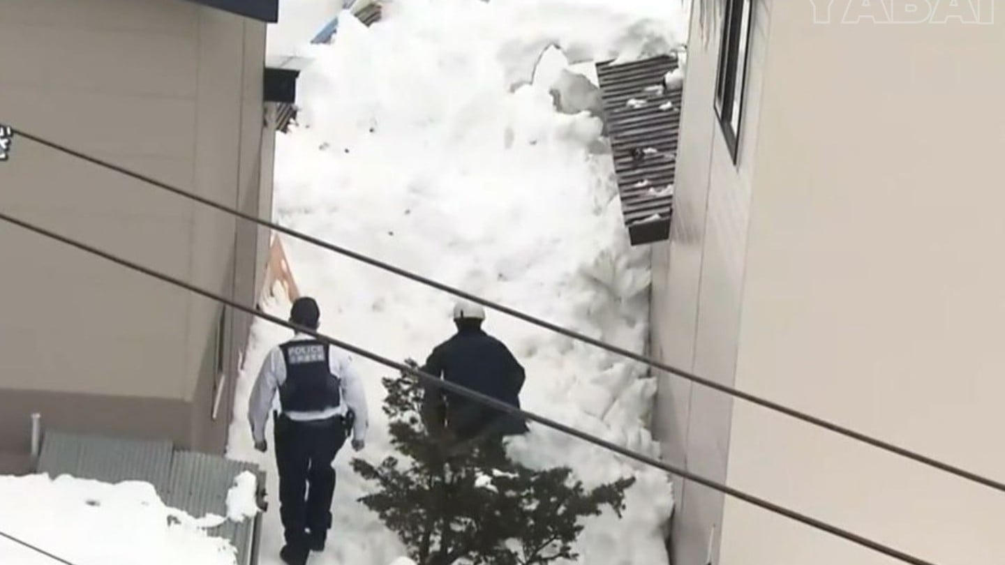 札幌で屋根の雪が落ちて3人がけが