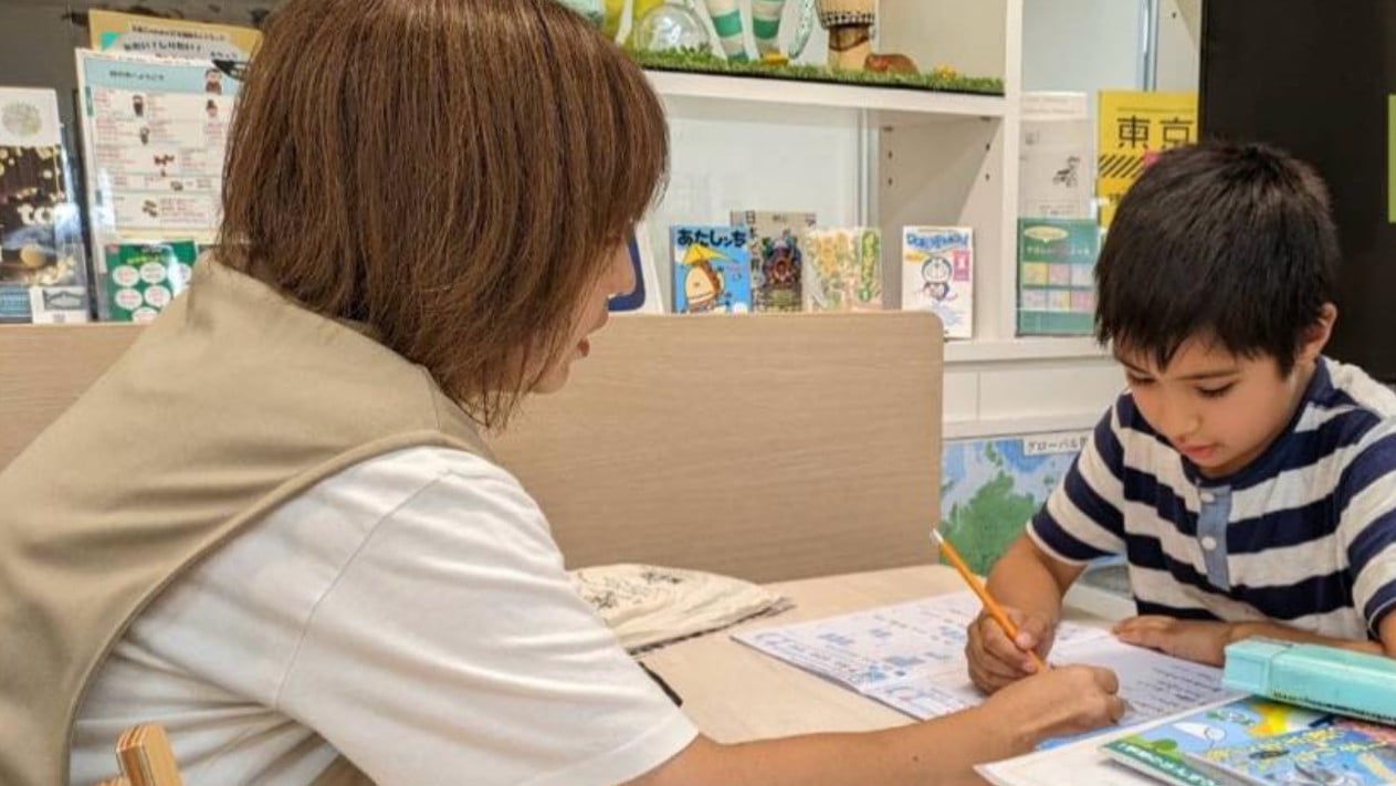 日本、日本語を教える人を学校の先生にする