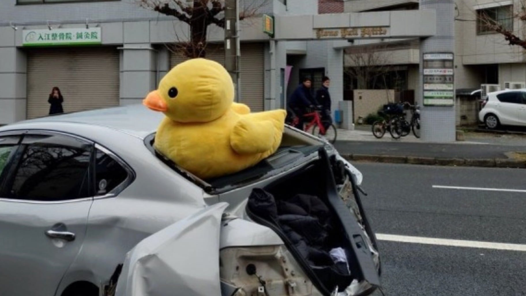 横浜で車の上に大きいアヒルがいました