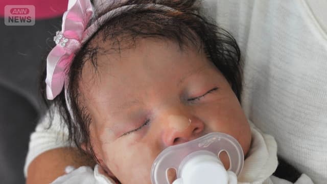 <span class="jlpt-n5" word="とても">とても</span><ruby ><rb><span class="jlpt-n3" word="本物">本物</span></rb><rt>ほんもの</rt></ruby>に<ruby ><rb><span class="jlpt-n4" word="見える">見</rb><rt>み</rt></ruby>える</span><ruby ><rb><span class="jlpt-n1" word="赤ちゃん">赤ちゃん</span></rb><rt>あかちゃん</rt></ruby><ruby ><rb><span class="jlpt-n4" word="人形">人形</span></rb><rt>にんぎょう</rt></ruby>のために<ruby ><rb><span class="jlpt-n5" word="休み">休</rb><rt>やす</rt></ruby>み</span>をほしい<ruby ><rb><span class="jlpt-n4" word="女性">女性</span></rb><rt>じょせい</rt></ruby>