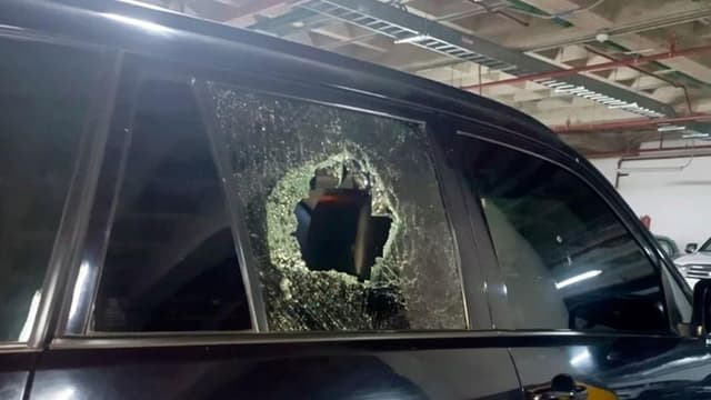 エクアドルで<ruby ><rb><span class="jlpt-n3" word="大統領">大統領</span></rb><rt>だいとうりょう</rt></ruby>の<ruby ><rb><span class="jlpt-n5" word="車">車</span></rb><rt>くるま</rt></ruby>が<span class="jlpt-n3" word="デモ">デモ</span>で<ruby ><rb><span class="jlpt-n3" word="攻撃">攻撃</span></rb><rt>こうげき</rt></ruby>される