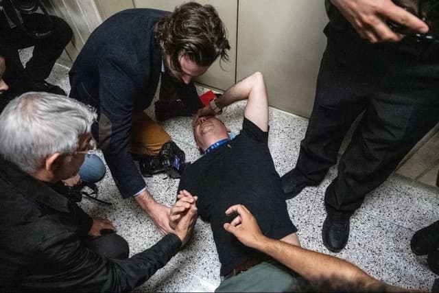 ニューヨークの<ruby ><rb><span class="jlpt-n1" word="移民">移民</span></rb><rt>いみん</rt></ruby><ruby ><rb><span class="unknown" word="裁判所">裁判所</span></rb><rt>さいばんしょ</rt></ruby>で<ruby ><rb><span class="jlpt-n3" word="記者">記者</span></rb><rt>きしゃ</rt></ruby>がけがをした<ruby ><rb><span class="jlpt-n3" word="事件">事件</span></rb><rt>じけん</rt></ruby>