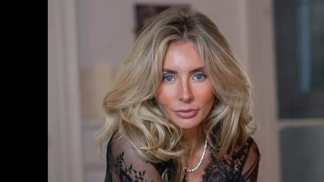 <ruby ><rb><span class="jlpt-n5" word="有名">有名</span></rb><rt>ゆうめい</rt></ruby>なインフルエンサー、{<span class="jlpt-n5" word="ホテル">ホテル</span>}の<ruby ><rb><span class="jlpt-n4" word="場所">場所</span></rb><rt>ばしょ</rt></ruby>がSNSで<ruby ><rb>知</rb><rt>し</rt></ruby>られて<span class="jlpt-n3" word="しまう">しまう</span>