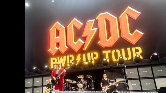 ロックバンドの<span class="jlpt-n4" word="コンサート">コンサート</span>の<ruby ><rb><span class="jlpt-n2" word="花火">花火</span></rb><rt>はなび</rt></ruby>がうるさくて、<ruby ><rb><span class="jlpt-n3" word="住民">住民</span></rb><rt>じゅうみん</rt></ruby>がこまりました